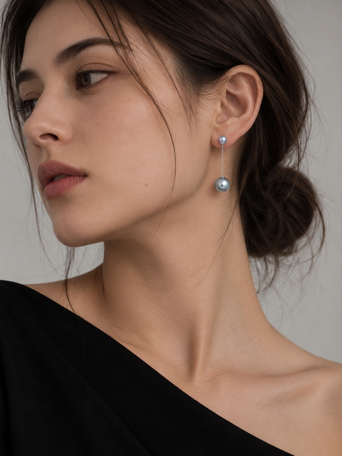 Woman wearing silver-blue Akoya cultured pearl drop earrings with an S925 sterling silver chain
